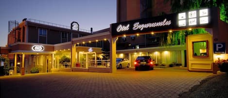 Fachada de la propiedad por la tarde o noche