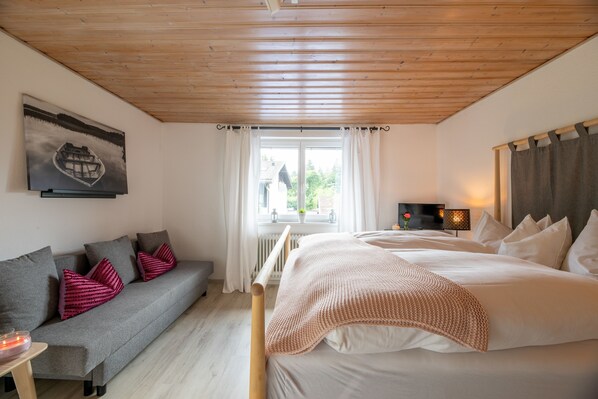 Design Suite | Blackout drapes, free WiFi, bed sheets - Gästehaus Richter (Grainau)