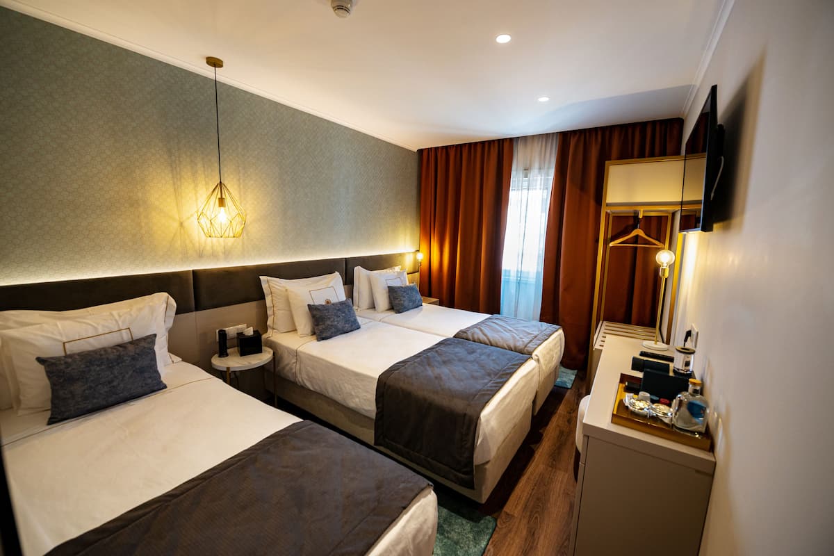 Standard-Dreibettzimmer | Schreibtisch, Verdunkelungsvorhänge, schallisolierte Zimmer