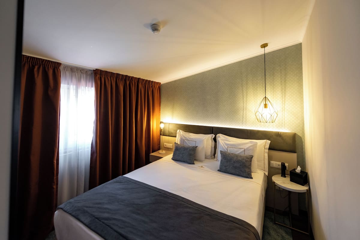 Deluxe Room | Desk, blackout drapes, soundproofing, free WiFi