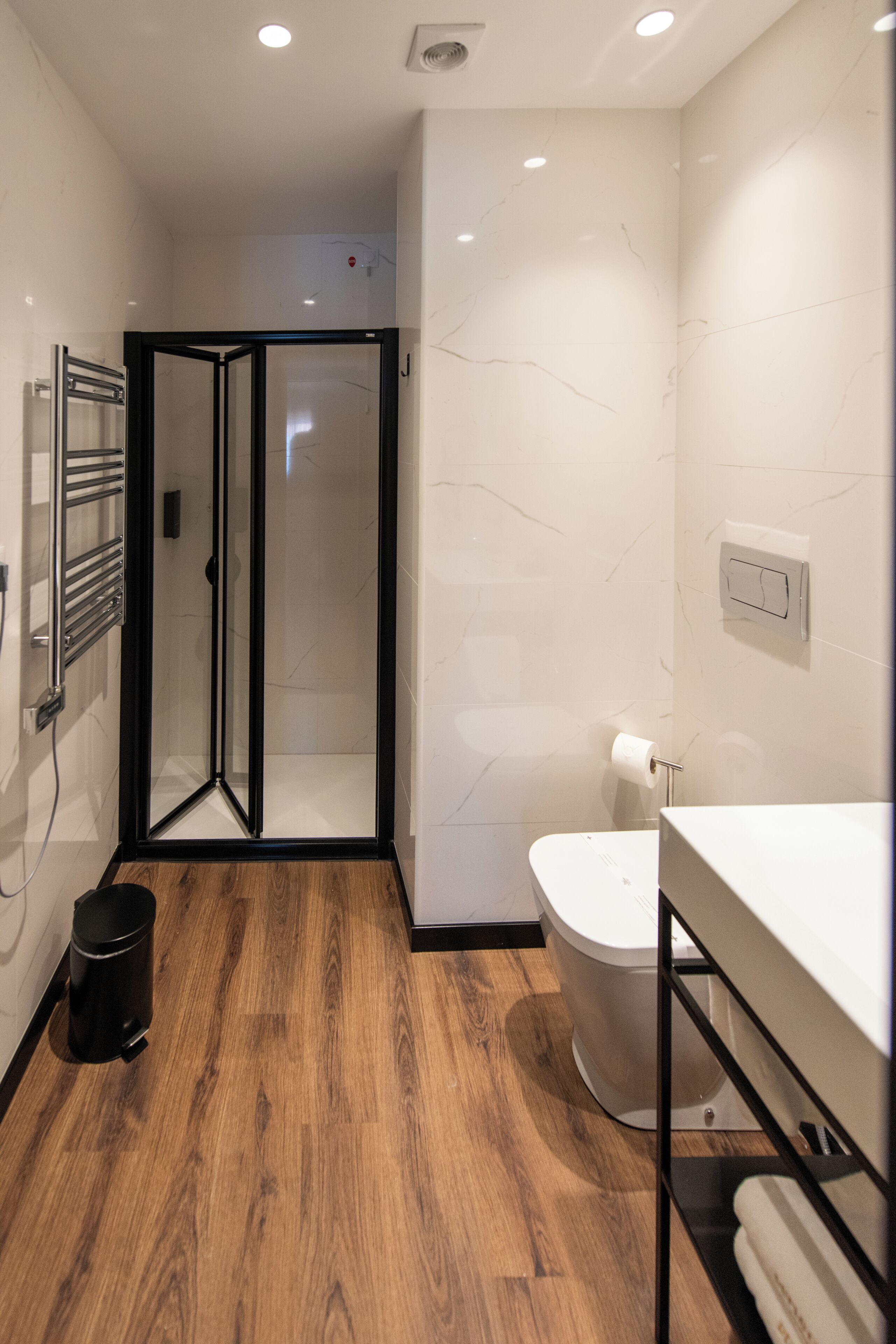 Une salle de bain moderne équipée d’une douche, de toilettes et d’un lavabo.