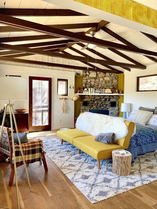 電視、壁爐、書籍