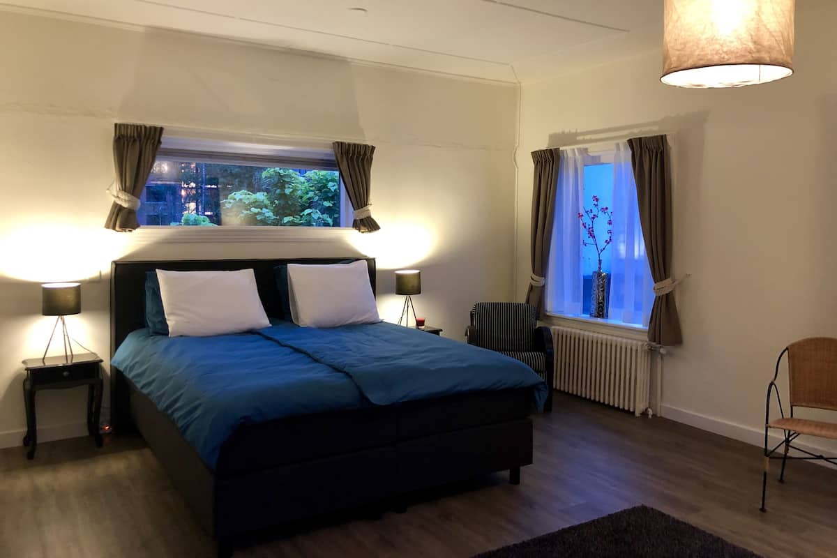 4 bedrooms, premium bedding, down duvets, iron/ironing board