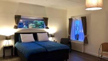 Luxe beddengoed, donzen dekbedden, een strijkplank/strijkijzer