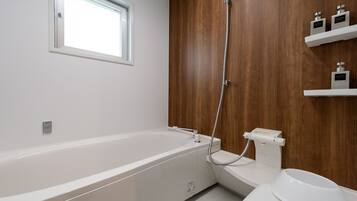 Villa | Bagno | Set di cortesia gratuito, asciugacapelli, bidet elettronico, asciugamani