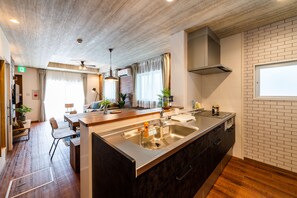Villa | Private kitchenette | Fridge, microwave, electric kettle, toaster - Makanalea Beachstyle (Ginowan)