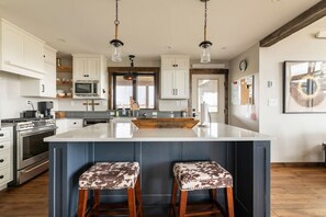 Fridge, microwave, oven, stovetop - Wild Mustang: Great for Large Groups, Lots of Space Inside & Out, Views, Pet Friendly (Victor)