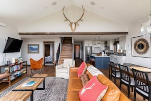 Smart TV, fireplace