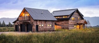 Wild Mustang: Great for Large Groups, Lots of Space Inside & Out, Views, Pet Friendly