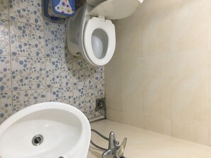 Shower, bidet, towels, shampoo