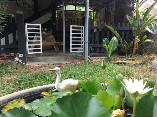 2 guest, 1 bed, 1 bath, a garden