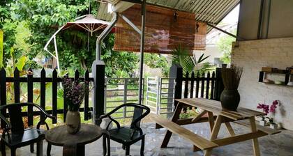 2 guest, 1 bed, 1 bath, a garden