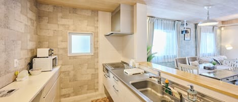 Vila | Cozinha privada | Frigobar, micro-ondas, chaleira elétrica, torradeira