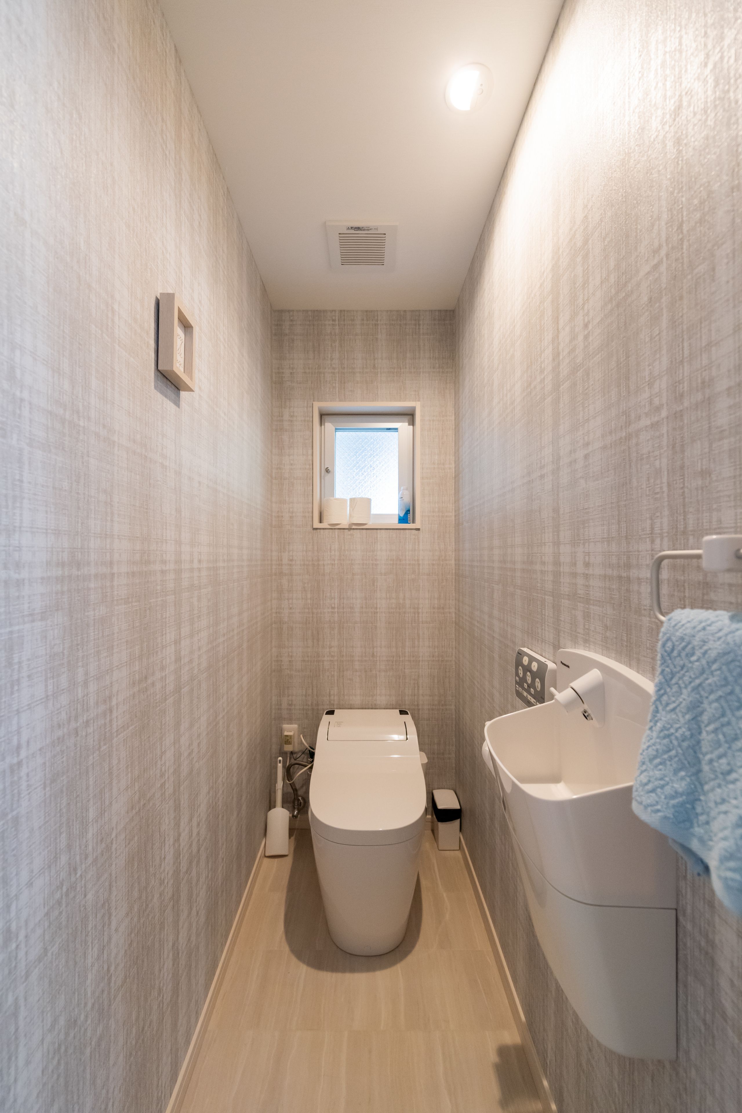 Un baño pequeño con inodoro, bidé y lavamanos.