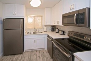 Een koelkast, een magnetron, een oven, een kookplaat