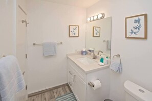 Dusche, Haartrockner, Handtücher, Toilettenpapier