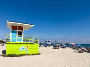 Chaises longues, serviettes de plage