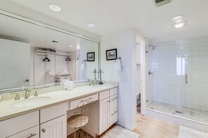 Combined shower/bathtub