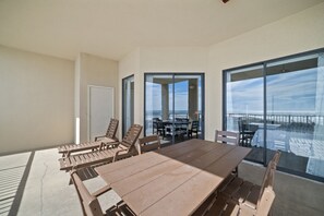 Outdoor dining - Phoenix V 110 by Liquid Life (Orange Beach)