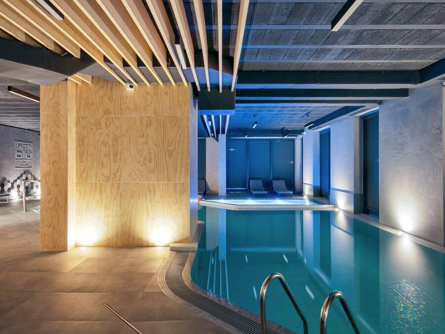 Piscine couverte, chaises longues