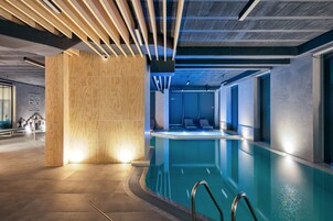 室内游泳池，日光浴躺椅