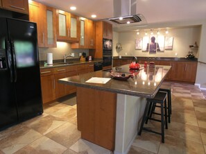 Fridge, microwave, oven, stovetop - Contemporary Home w/ Nice Outdoor Living Spaces and Hot Tub (Sedona)