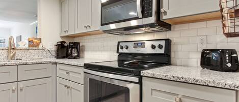 ثلاجة، ميكروويف، فرن، موقد طهي مسطح