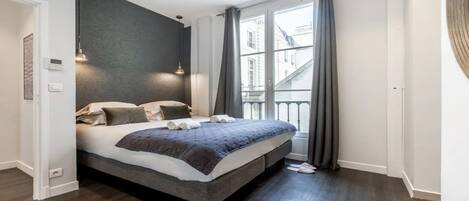 4 bedrooms, in-room safe, desk, iron/ironing board