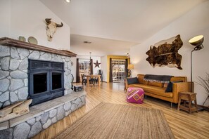 Smart TV, chimenea, libros y estéreo