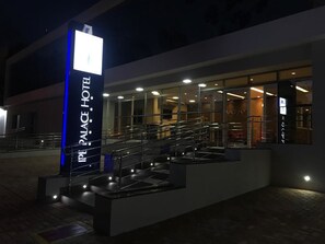 Fachada de la propiedad por la tarde o noche