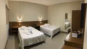 Familieværelse - 1 soveværelse | Minibar, pengeskab på værelset, skrivebord, mørklægningsgardiner