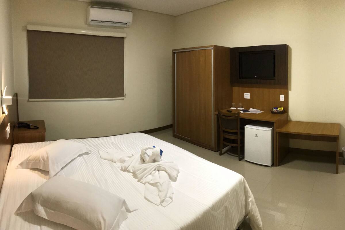 Comfort kamer | Een minibar, een kluis op de kamer, een bureau, verduisterende gordijnen
