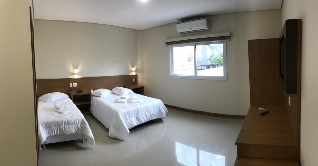 Habitación triple ejecutiva | Minibar, caja de seguridad en la habitación y escritorio 