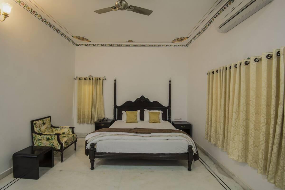 Down duvets, Select Comfort beds, desk, laptop workspace