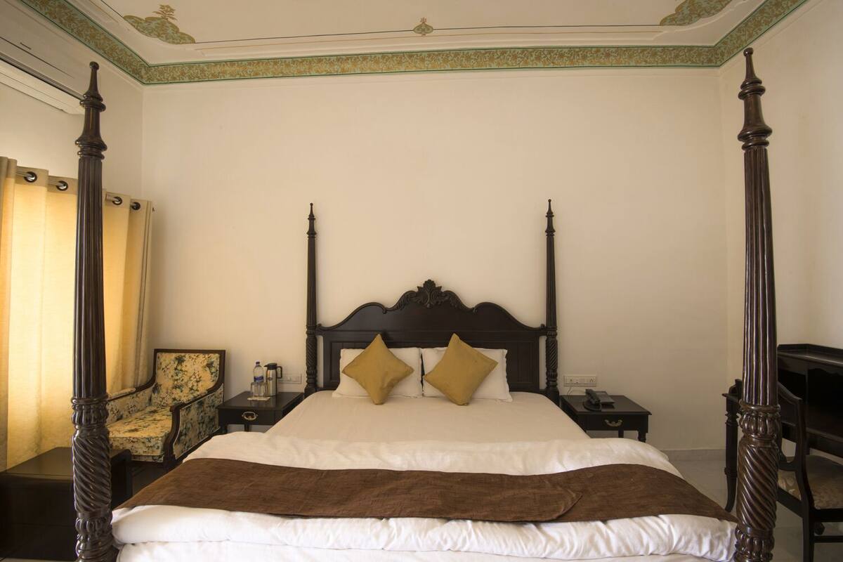 Down duvets, Select Comfort beds, desk, laptop workspace