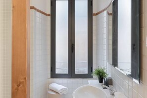 A World Aparts - 21 T. Argentina ( via di Torre Argentina 21) | Bathroom | Combined shower/bathtub, hair dryer, towels - A World Aparts - Torre Argentina Apartments (Rome)