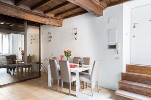 A World Aparts - 13 T. Argentina ( via di Torre Argentina 13) | Repas dans la chambre