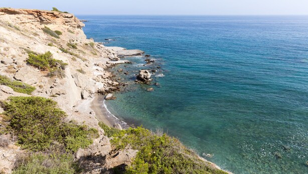 A coastal landscape with rocky cliffs and clear blue sea. - Ferma Hill Apartments (Ierapetra)
