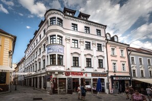 Ein historisches Gebäude mit einer großen Schanze, die eine Bank bewirbt.