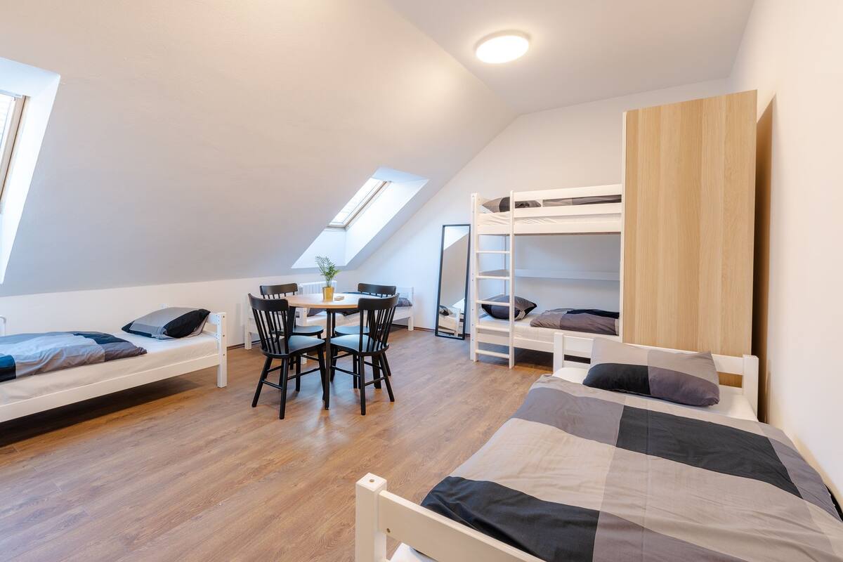 Family Room | Soundproofing, free WiFi, bed sheets