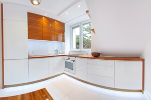 Refrigerador con freezer, placa de cocina, tetera/pava eléctrica