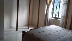 Escritorio, cortinas blackout, wifi gratis y ropa de cama 