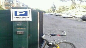 A private parking sign with a bicycle parked in front. - Bright apartment 200 meters from the Sistine Chapel (Roma)