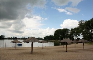 Plage, parasols