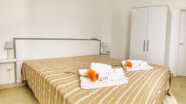 Double or Twin Room | Blackout drapes, WiFi (free), bed sheets - PetraMare (Cursi)