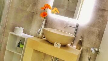 Camera con letto matrimoniale o 2 letti singoli | Bagno | Asciugamani