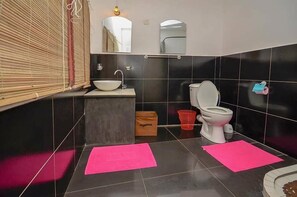 Deluxe Room | Bathroom | Shower, rainfall showerhead, towels, soap - Hotel La casa Di Luna (Antananarivo)