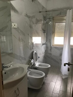 Camera tripla | Bagno | Doccia, asciugacapelli, bidet, asciugamani