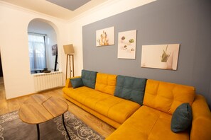 Design House | Living room | 50-inch flat-screen TV with cable channels, Smart TV
