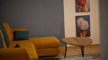 Design House | Living room | 50-inch flat-screen TV with cable channels, Smart TV